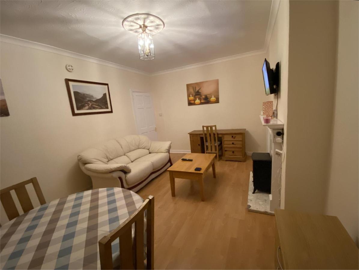 Private Lounge And Double Room Kilwinning Eksteriør bilde