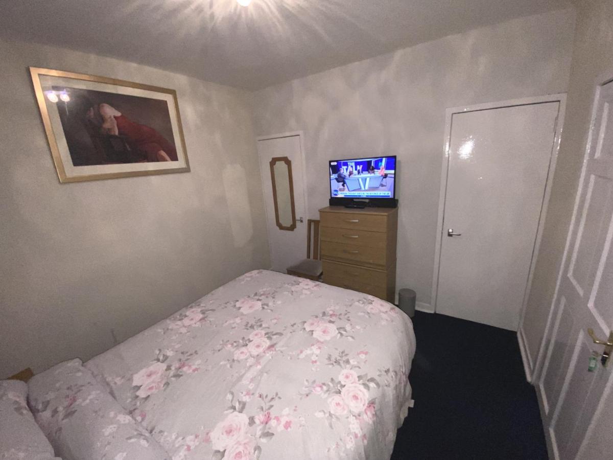 Private Lounge And Double Room Kilwinning Eksteriør bilde