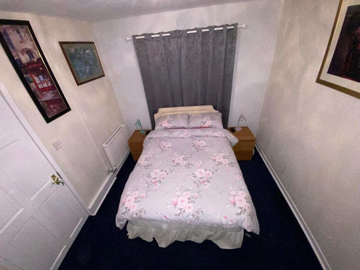 Private Lounge And Double Room Kilwinning Eksteriør bilde