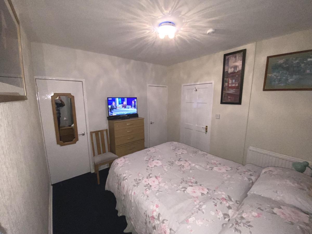 Private Lounge And Double Room Kilwinning Eksteriør bilde
